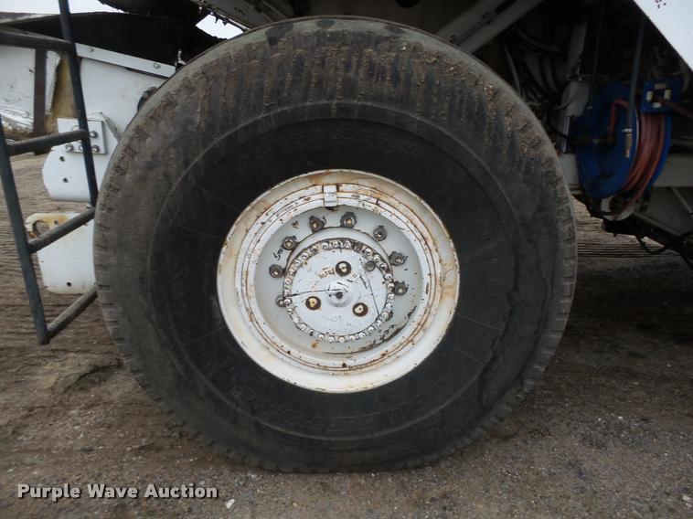 image for item DB5464 2001 Roadtec SB2500B Shuttle Buggy material transfer vehicle