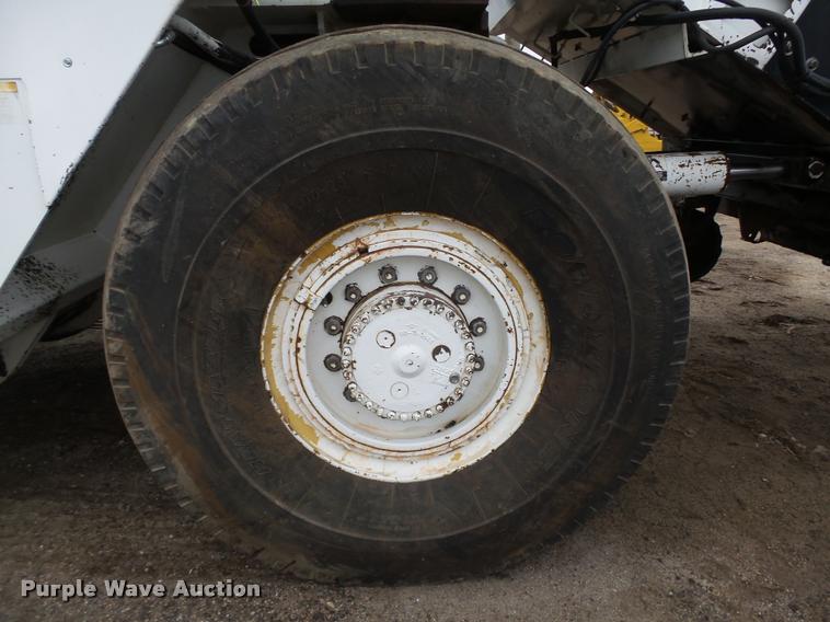 image for item DB5464 2001 Roadtec SB2500B Shuttle Buggy material transfer vehicle