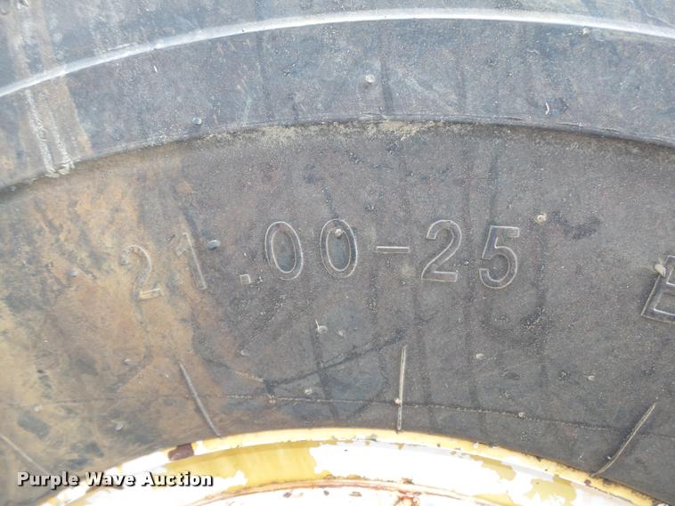 image for item DB5464 2001 Roadtec SB2500B Shuttle Buggy material transfer vehicle