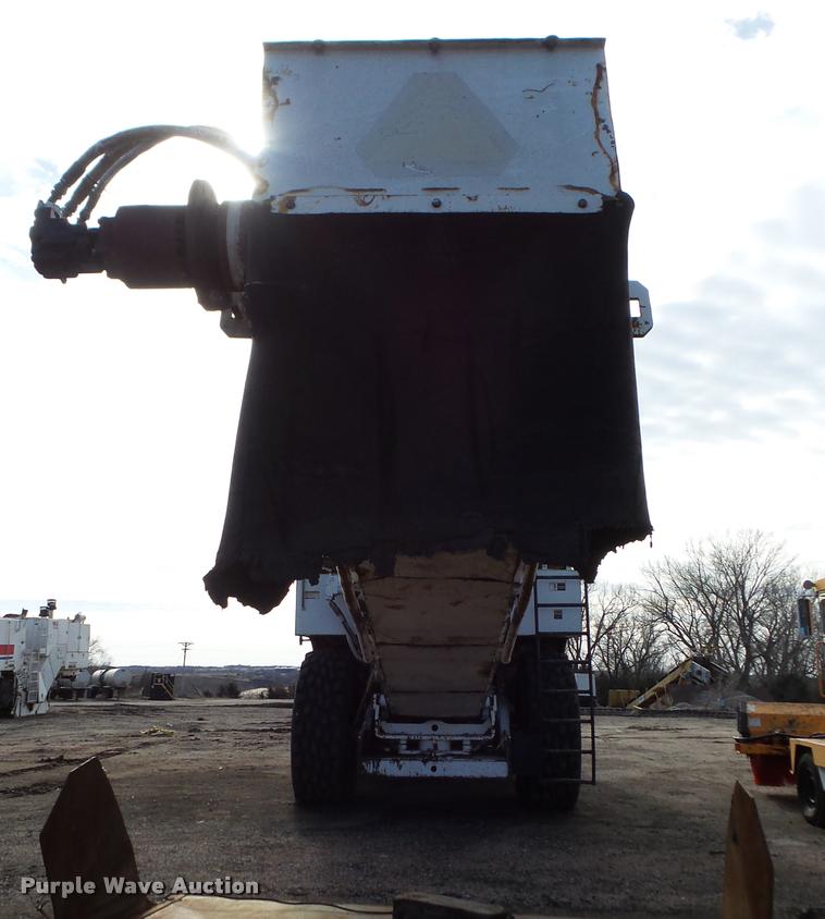 image for item DB5465 2002 Roadtec SB2500C Shuttle Buggy material transfer vehicle