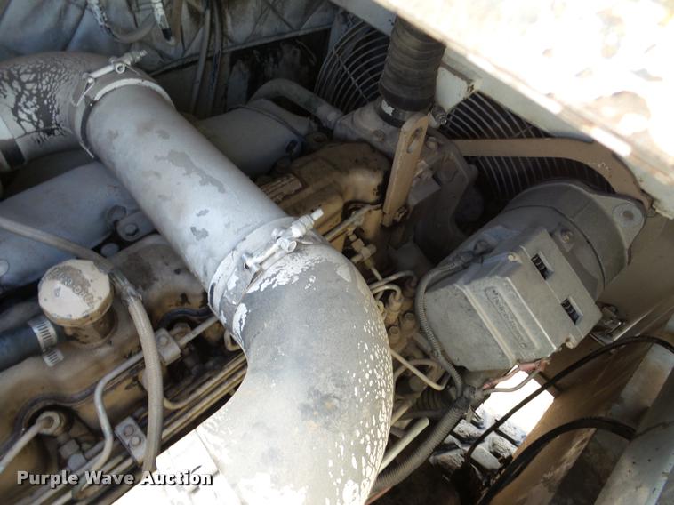 image for item DB5465 2002 Roadtec SB2500C Shuttle Buggy material transfer vehicle