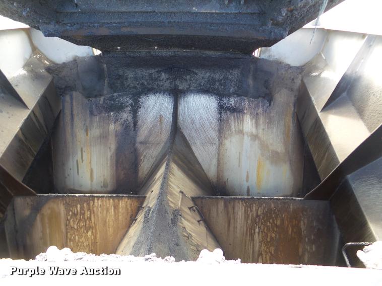 image for item DB5465 2002 Roadtec SB2500C Shuttle Buggy material transfer vehicle