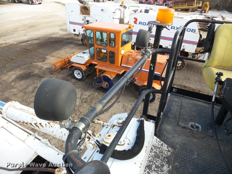 image for item DB5465 2002 Roadtec SB2500C Shuttle Buggy material transfer vehicle