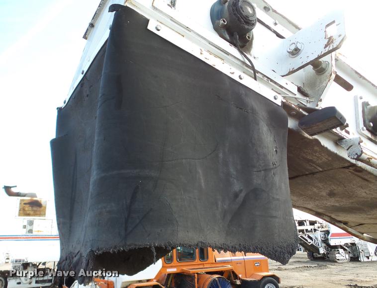 image for item DB5465 2002 Roadtec SB2500C Shuttle Buggy material transfer vehicle