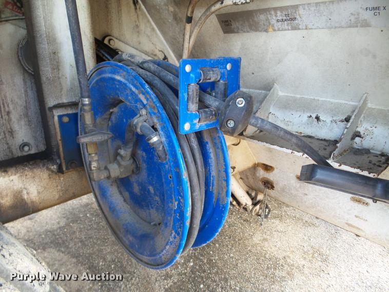 image for item DB5465 2002 Roadtec SB2500C Shuttle Buggy material transfer vehicle