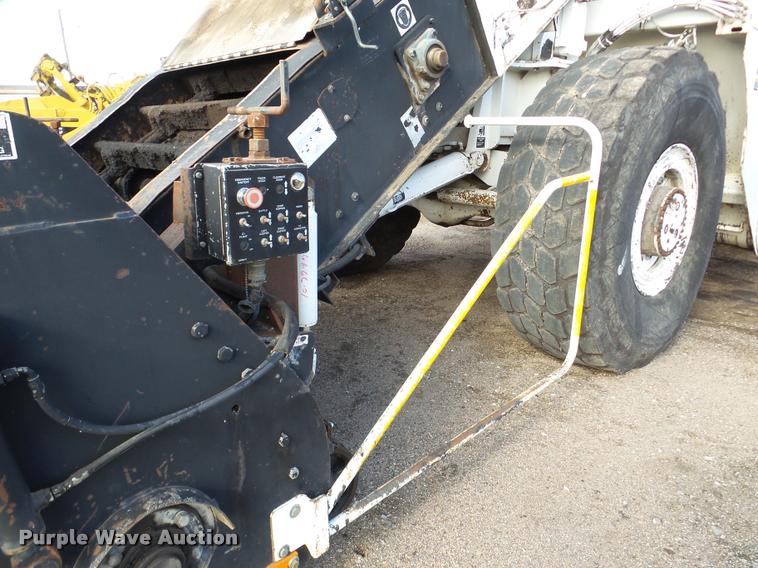 image for item DB5465 2002 Roadtec SB2500C Shuttle Buggy material transfer vehicle