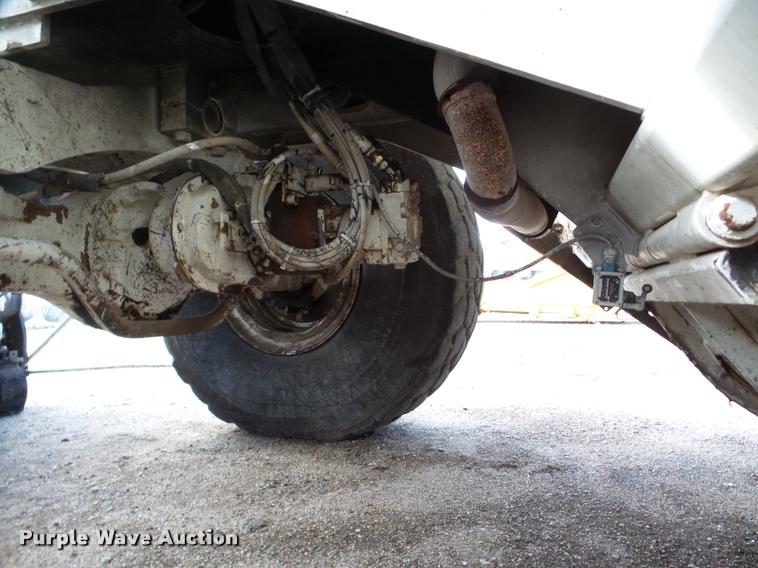 image for item DB5465 2002 Roadtec SB2500C Shuttle Buggy material transfer vehicle