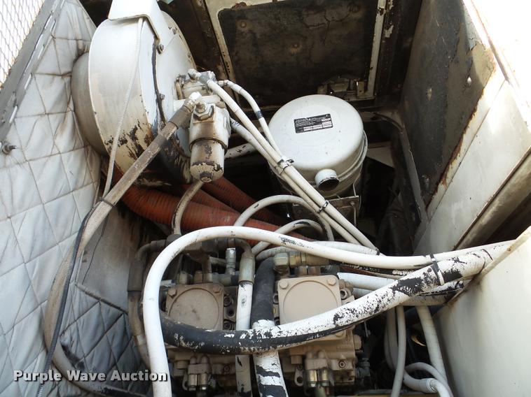 image for item DB5465 2002 Roadtec SB2500C Shuttle Buggy material transfer vehicle