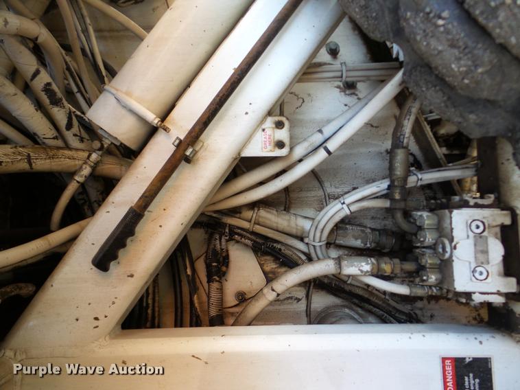 image for item DB5465 2002 Roadtec SB2500C Shuttle Buggy material transfer vehicle