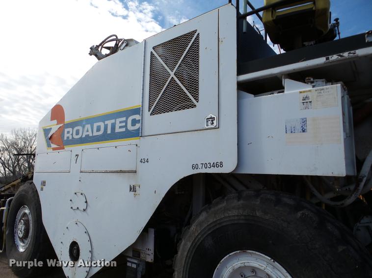 image for item DB5465 2002 Roadtec SB2500C Shuttle Buggy material transfer vehicle