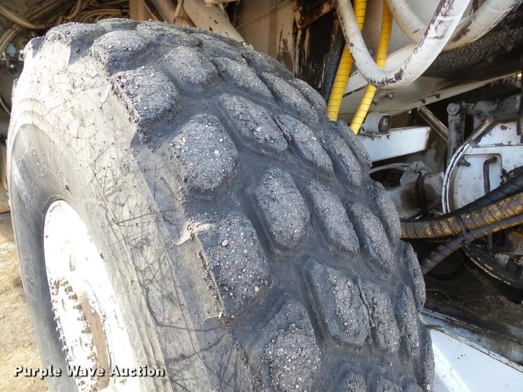 image for item DB5465 2002 Roadtec SB2500C Shuttle Buggy material transfer vehicle