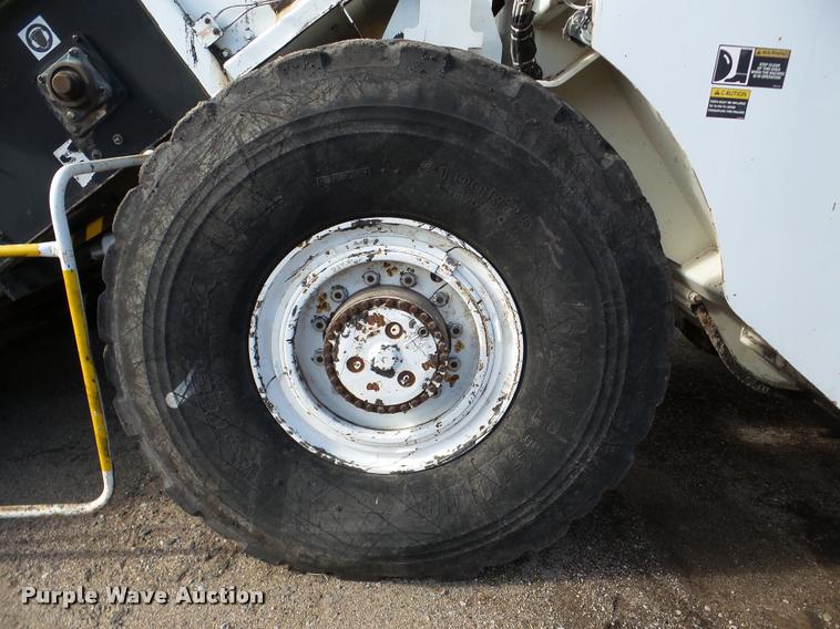 image for item DB5465 2002 Roadtec SB2500C Shuttle Buggy material transfer vehicle