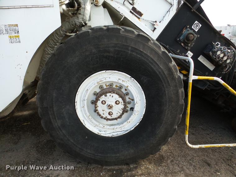 image for item DB5465 2002 Roadtec SB2500C Shuttle Buggy material transfer vehicle