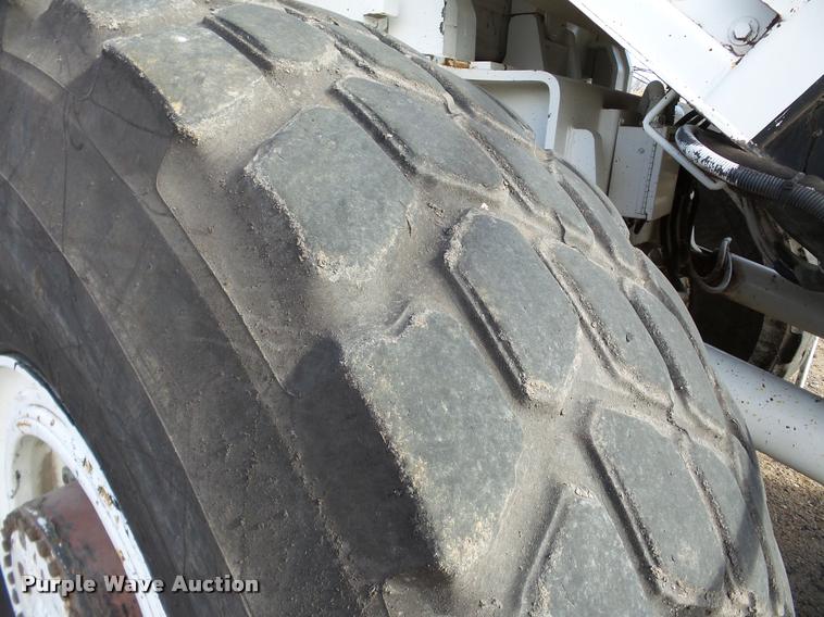 image for item DB5465 2002 Roadtec SB2500C Shuttle Buggy material transfer vehicle