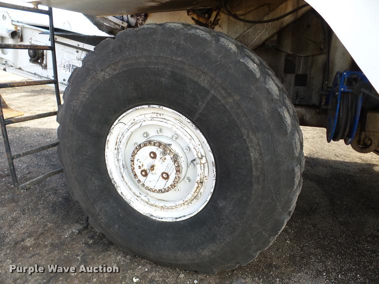 image for item DB5465 2002 Roadtec SB2500C Shuttle Buggy material transfer vehicle