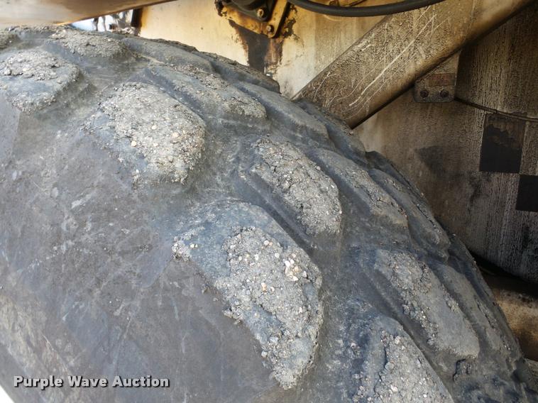 image for item DB5465 2002 Roadtec SB2500C Shuttle Buggy material transfer vehicle