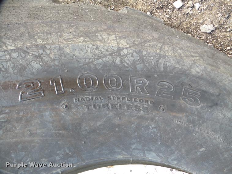 image for item DB5465 2002 Roadtec SB2500C Shuttle Buggy material transfer vehicle