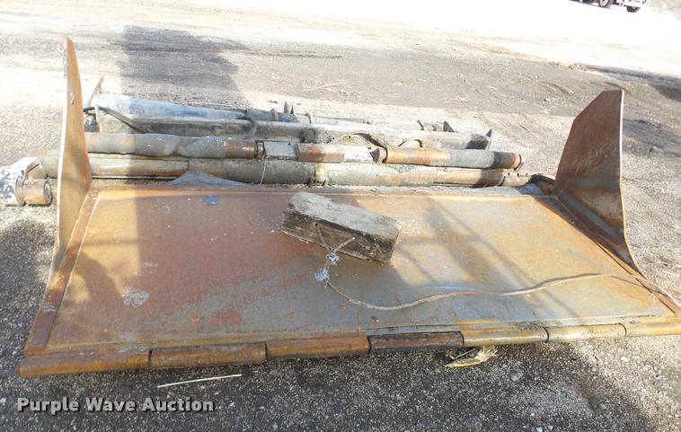 image for item DB5465 2002 Roadtec SB2500C Shuttle Buggy material transfer vehicle