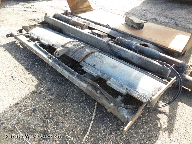 image for item DB5465 2002 Roadtec SB2500C Shuttle Buggy material transfer vehicle