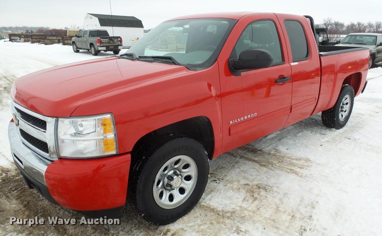 image for item AL9000 2011 Chevrolet Silverado 1500 LS Ext. Cab pickup truck