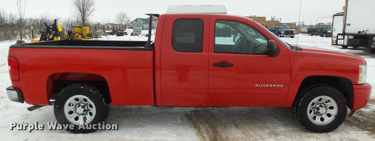 image for item AL9000 2011 Chevrolet Silverado 1500 LS Ext. Cab pickup truck