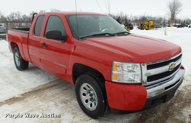 image for item AL9000 2011 Chevrolet Silverado 1500 LS Ext. Cab pickup truck