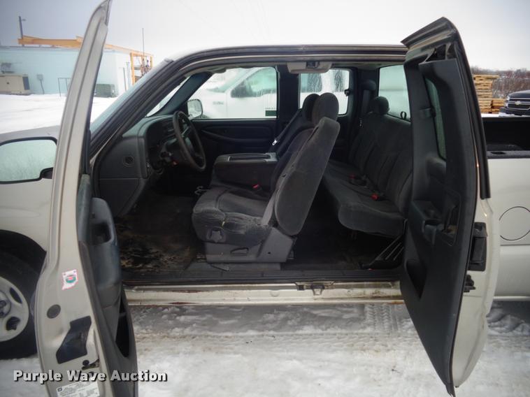 image for item AL9001 2002 Chevrolet Silverado 1500 Ext. Cab pickup truck