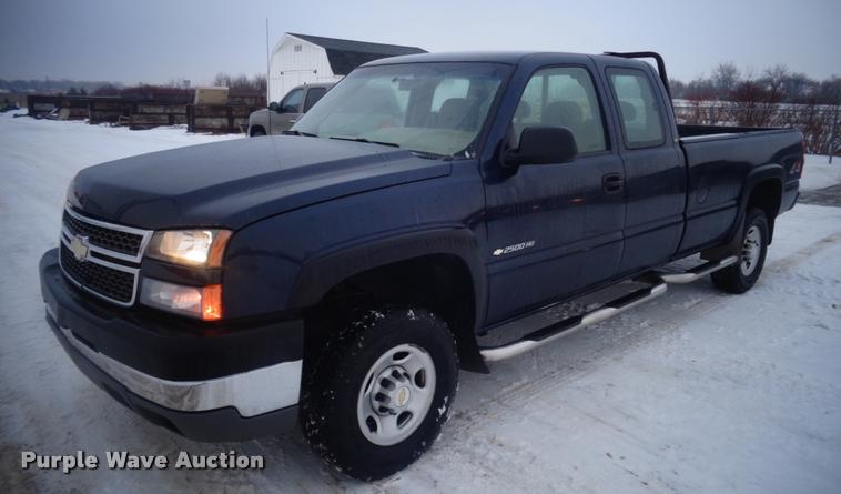 image for item AL9003 2005 Chevrolet Silverado 2500HD Ext. Cab pickup truck