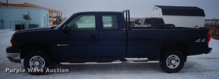 image for item AL9003 2005 Chevrolet Silverado 2500HD Ext. Cab pickup truck