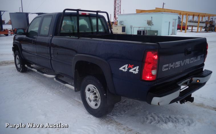 image for item AL9003 2005 Chevrolet Silverado 2500HD Ext. Cab pickup truck