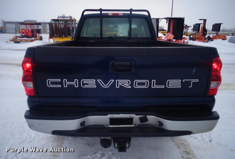 image for item AL9003 2005 Chevrolet Silverado 2500HD Ext. Cab pickup truck