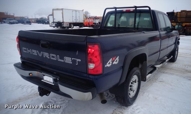 image for item AL9003 2005 Chevrolet Silverado 2500HD Ext. Cab pickup truck