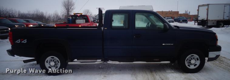 image for item AL9003 2005 Chevrolet Silverado 2500HD Ext. Cab pickup truck