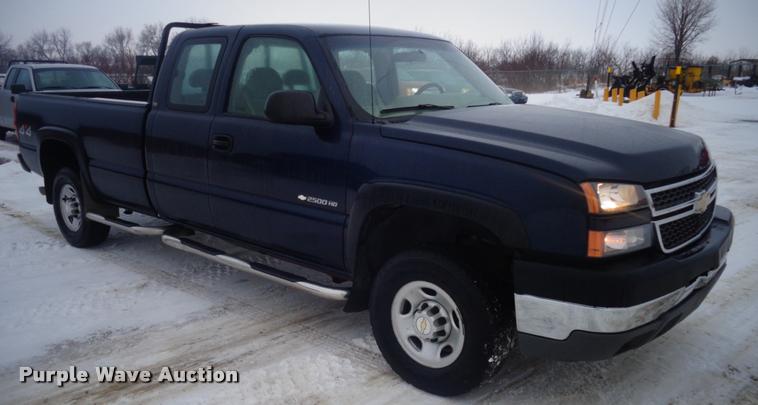 image for item AL9003 2005 Chevrolet Silverado 2500HD Ext. Cab pickup truck