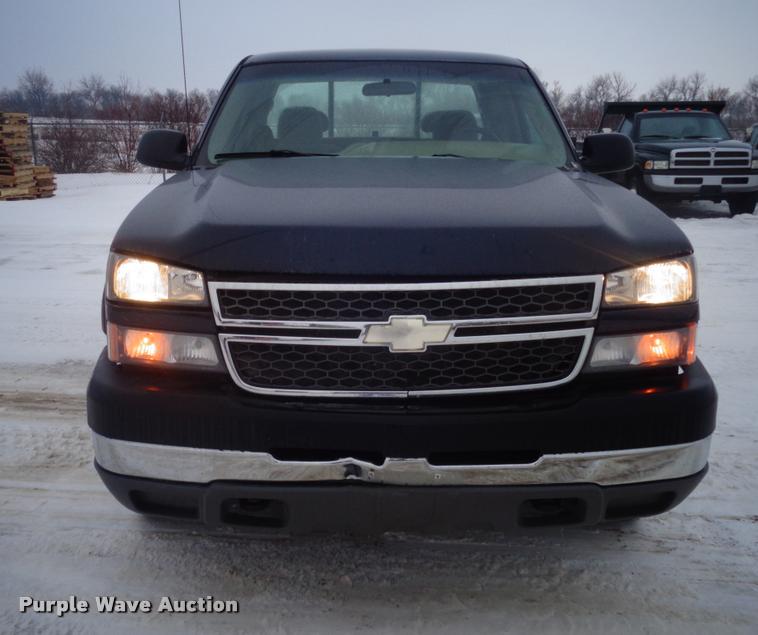 image for item AL9003 2005 Chevrolet Silverado 2500HD Ext. Cab pickup truck