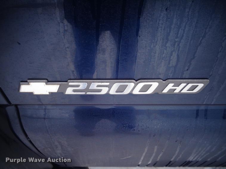 image for item AL9003 2005 Chevrolet Silverado 2500HD Ext. Cab pickup truck