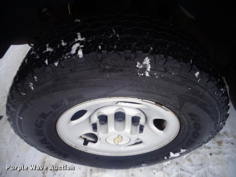 image for item AL9003 2005 Chevrolet Silverado 2500HD Ext. Cab pickup truck