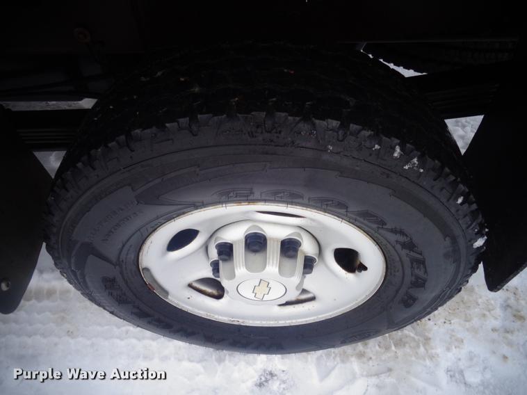 image for item AL9003 2005 Chevrolet Silverado 2500HD Ext. Cab pickup truck