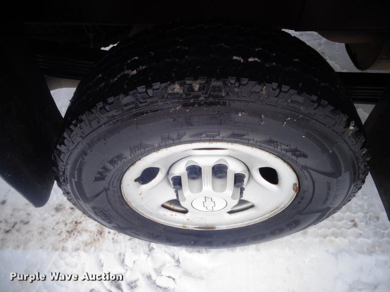 image for item AL9003 2005 Chevrolet Silverado 2500HD Ext. Cab pickup truck