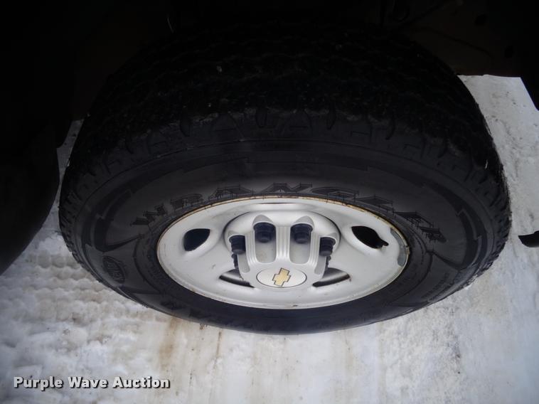 image for item AL9003 2005 Chevrolet Silverado 2500HD Ext. Cab pickup truck