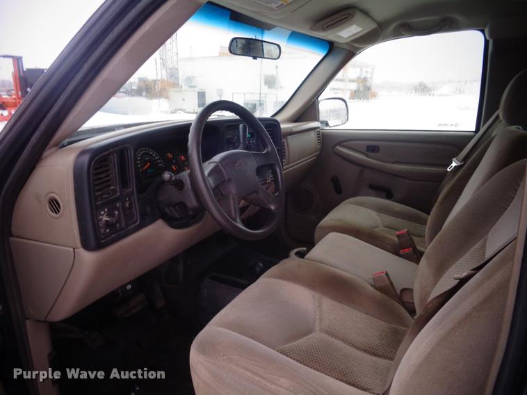 image for item AL9003 2005 Chevrolet Silverado 2500HD Ext. Cab pickup truck