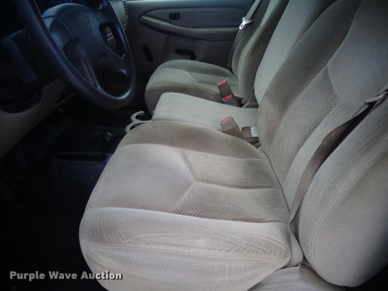 image for item AL9003 2005 Chevrolet Silverado 2500HD Ext. Cab pickup truck