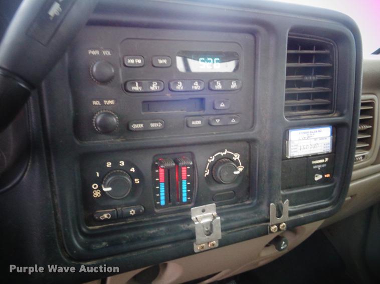 image for item AL9003 2005 Chevrolet Silverado 2500HD Ext. Cab pickup truck