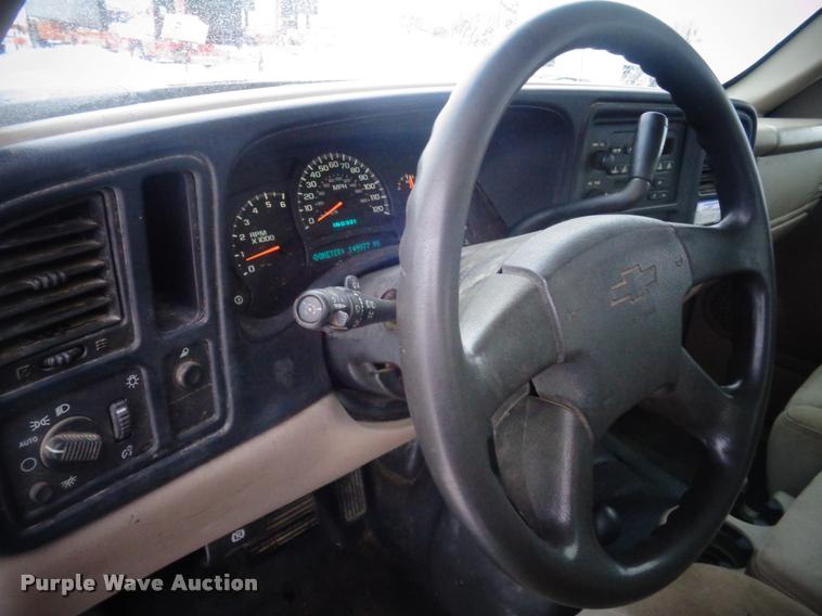 image for item AL9003 2005 Chevrolet Silverado 2500HD Ext. Cab pickup truck