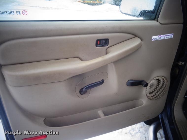 image for item AL9003 2005 Chevrolet Silverado 2500HD Ext. Cab pickup truck