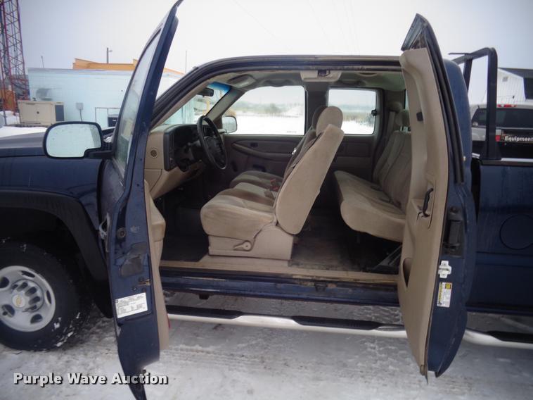 image for item AL9003 2005 Chevrolet Silverado 2500HD Ext. Cab pickup truck