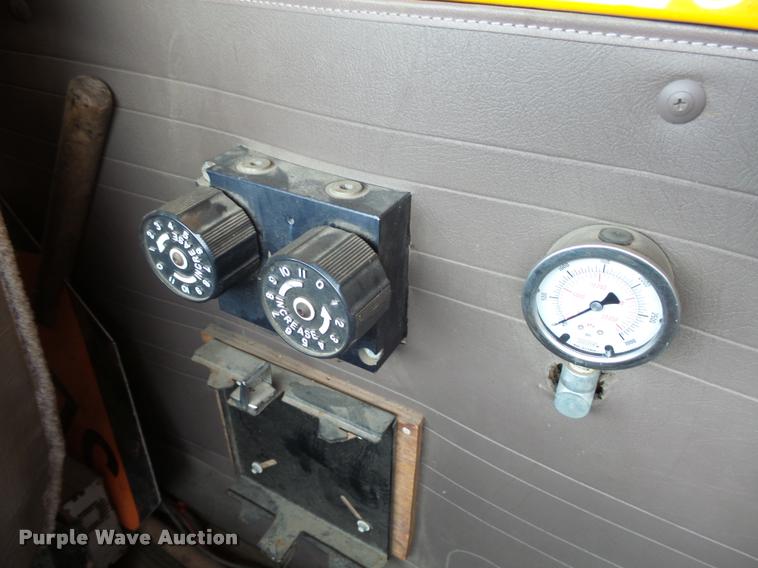 image for item AL9018 1995 International 4700 dump truck