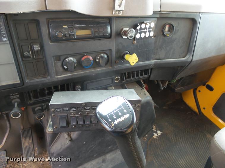 image for item AL9018 1995 International 4700 dump truck