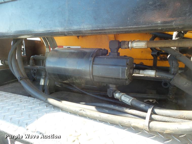 image for item DA7529 Lee Boy L8515R paver