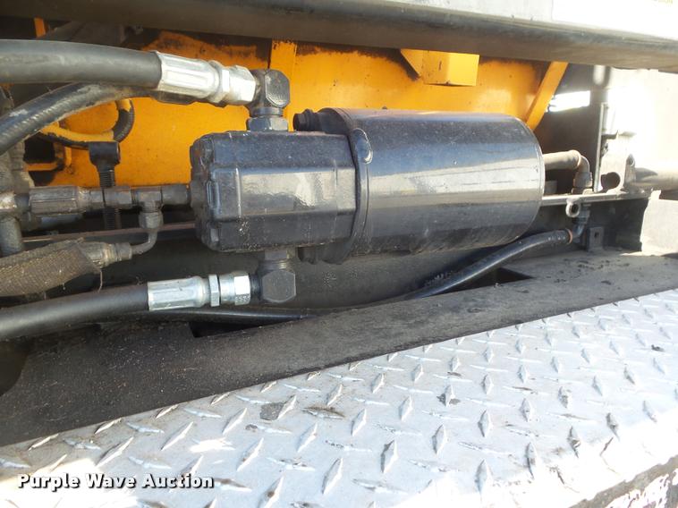 image for item DA7529 Lee Boy L8515R paver